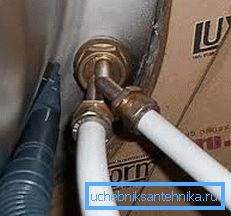3264 Montieren Sie den Mixer im Foto unter der Spüle