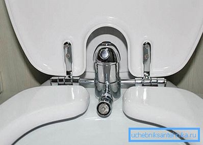 Auf dem Foto - ein Deckel mit der Funktion eines Bidet für die Toilette Auf dem Foto - ein Deckel mit der Funktion eines Bidet für die Toilette