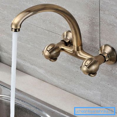 Foto: Küchenwandhahn passt perfekt in das klassische Interieur Foto: Küchenwandhahn passt perfekt in das klassische Interieur