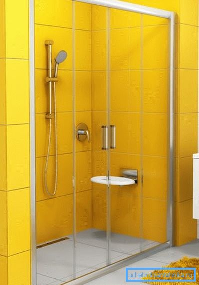 Auf dem Foto - der Türschließmechanismus lässt kein Wasser in den Raum eindringen. Auf dem Foto - der Türschließmechanismus lässt kein Wasser in den Raum eindringen.