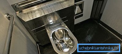 Auf dem Foto ist eine Sanitäreinrichtung aus Metall, die sich im Zugwagen befindet. Auf dem Foto ist eine Sanitäreinrichtung aus Metall, die sich im Zugwagen befindet.