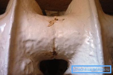In der fotoübergreifenden Strömung auf einem Gusseisenkühler. Oft ist es nur auf den Rostspuren zu sehen. In der fotoübergreifenden Strömung auf einem Gusseisenkühler. Oft ist es nur auf den Rostspuren zu sehen.