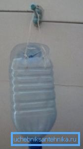 Auf dem Foto: Viele duschen von der Flasche mit der eigenen Hand auf diese Weise ins Land - sie hängen einfach den Behälter an die Wand und öffnen gegebenenfalls den Deckel Auf dem Foto: Viele duschen von der Flasche mit der eigenen Hand auf diese Weise ins Land - sie hängen einfach den Behälter an die Wand und öffnen gegebenenfalls den Deckel