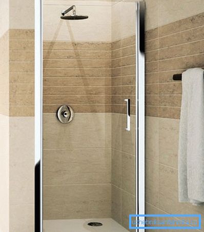 Im Foto - Installation einer Dusche in einer Nische Im Foto - Installation einer Dusche in einer Nische
