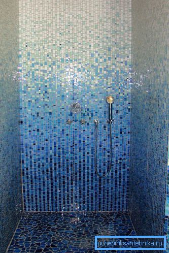 Auf dem Foto: Ein Mosaik in der Dusche macht es möglich, dieses kleine Abteil originell und attraktiv zu gestalten. Auf dem Foto: Ein Mosaik in der Dusche macht es möglich, dieses kleine Abteil originell und attraktiv zu gestalten.