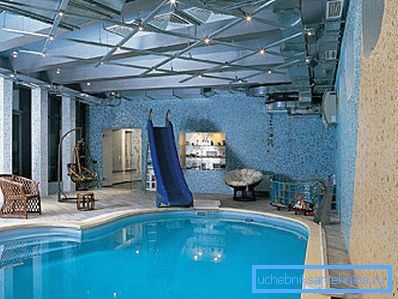 Auf dem Foto sehen Sie die Luftkanäle, die sich über dem Wasser unter der Decke befinden. Auf dem Foto sehen Sie die Luftkanäle, die sich über dem Wasser unter der Decke befinden.