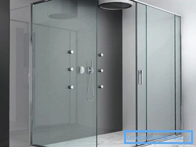 Auf dem Foto - eine Glasscheibe im Design einer minimalistischen Dusche. Auf dem Foto - eine Glasscheibe im Design einer minimalistischen Dusche.