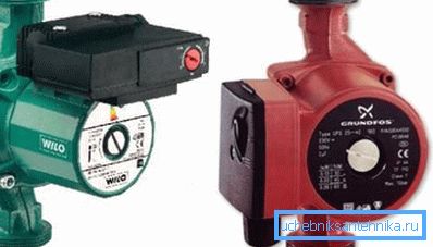 Auf dem Foto - ein Paar Pumpen mit einem feuchten Rotor. Auf dem Foto - ein Paar Pumpen mit einem feuchten Rotor.