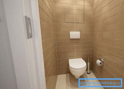 Auf dem Foto hängende Toilette in Kombination mit einer falschen Wand