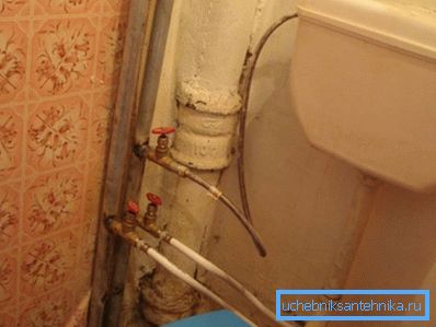 Auf dem Foto - Wasserversorgung in der Wohnung. 15 mm ist der am häufigsten verwendete Durchmesser. Auf dem Foto - Wasserversorgung in der Wohnung. 15 mm ist der am häufigsten verwendete Durchmesser.