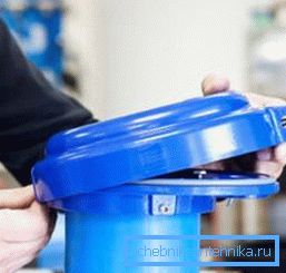 Das Foto zeigt den Vorgang der Kombination der unteren und oberen Körperteile. Das Foto zeigt den Vorgang der Kombination der unteren und oberen Körperteile.