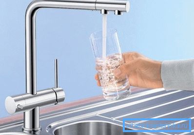 Das Foto zeigt einen Küchenhahn mit Trinkwasserhahn. Das Foto zeigt einen Küchenhahn mit Trinkwasserhahn.