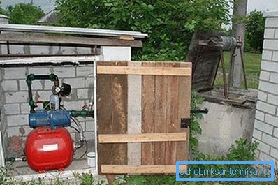 Das Foto zeigt eine Variante der geräteeigenen Systemorganisation der Wasserversorgung im Land vom Brunnen aus. Das Foto zeigt eine Variante der geräteeigenen Systemorganisation der Wasserversorgung im Land vom Brunnen aus.