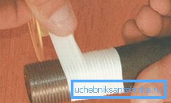 Das Foto zeigt, wie das Klebeband richtig auf die Rohrleitung aufgebracht wird. Das Foto zeigt, wie das Klebeband richtig auf die Rohrleitung aufgebracht wird.