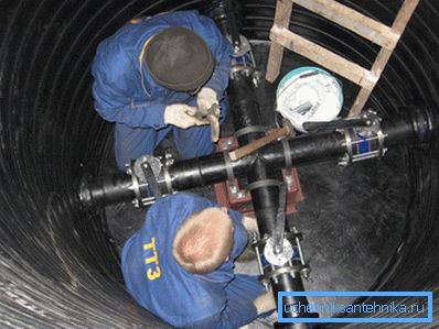 Das Foto zeigt, wie der Zugang der Mitarbeiter zu den Systemkontrollpunkten mithilfe eines Schachts implementiert wurde. Das Foto zeigt, wie der Zugang der Mitarbeiter zu den Systemkontrollpunkten mithilfe eines Schachts implementiert wurde.