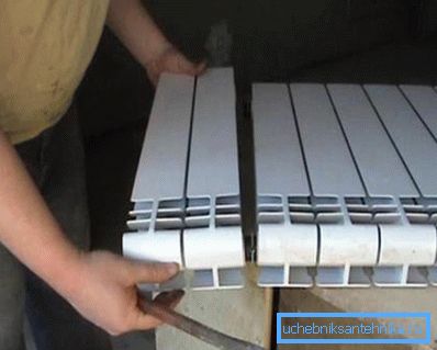 Das Foto zeigt, wie der Abschnitt vom Aluminiumheizkörper entfernt wird. Das Foto zeigt, wie der Abschnitt vom Aluminiumheizkörper entfernt wird.