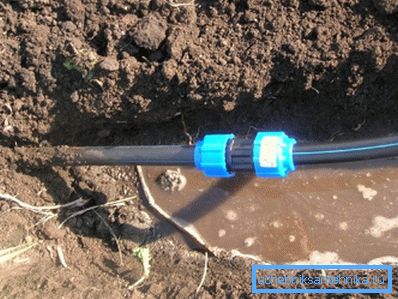 Auf dem Foto ist das Polyethylen-Wasserversorgungssystem in feuchten Böden verlegt. Auf dem Foto ist das Polyethylen-Wasserversorgungssystem in feuchten Böden verlegt.