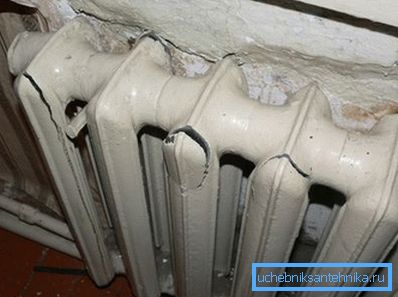 Auf dem Foto - die Auswirkungen eines hydraulischen Schocks in der Heizungsanlage. Auf dem Foto - die Auswirkungen eines hydraulischen Schocks in der Heizungsanlage.