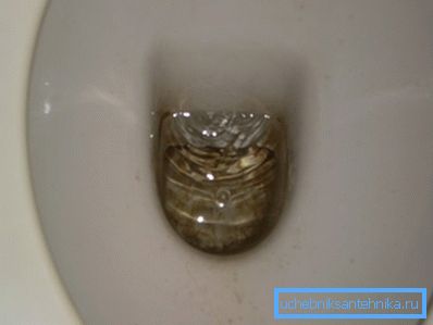 Auf dem Foto: Ein ständiges Leck verursacht einen großen Wassermangel und verursacht ständige Geräusche. Auf dem Foto: Ein ständiges Leck verursacht einen großen Wassermangel und verursacht ständige Geräusche.