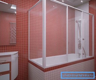 Das Foto zeigt ein Badezimmer mit einer umlaufenden Duschwand. Das Foto zeigt ein Badezimmer mit einer umlaufenden Duschwand.