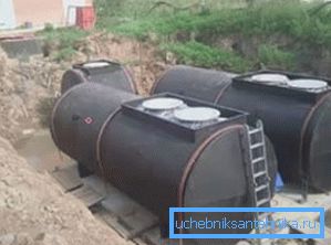 Das Foto zeigt Lagertanks im Boden. Das Foto zeigt Lagertanks im Boden.