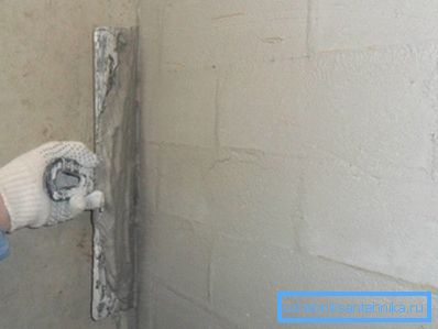Auf dem Foto - die Verwendung eines breiten Spatels anstelle einer massiven Regel. Auf dem Foto - die Verwendung eines breiten Spatels anstelle einer massiven Regel.