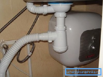 Das Foto zeigt ein Beispiel für die Installation eines kompakten Warmwasserbereiters. Das Foto zeigt ein Beispiel für die Installation eines kompakten Warmwasserbereiters.