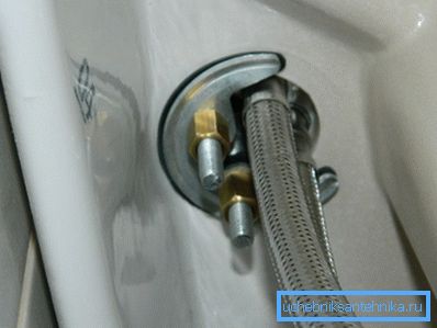 Auf dem Foto - ein Beispiel für den Anschluss des Mischers im Badezimmer Auf dem Foto - ein Beispiel für den Anschluss des Mischers im Badezimmer