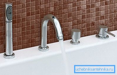 Das Foto ist ein Beispiel, bei dem der Brauseschlauch hinter der Badewanne verborgen ist. Das Foto ist ein Beispiel, bei dem der Brauseschlauch hinter der Badewanne verborgen ist.