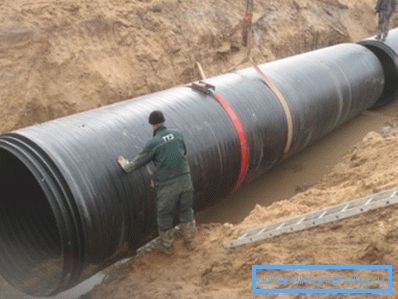 Auf dem Foto - die Verlegung eines Polyethylen-Abwasserkanals. Auf dem Foto - die Verlegung eines Polyethylen-Abwasserkanals.