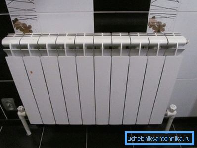 Auf dem Foto: Ein Heizkörper für 10 Sektionen ist eine sehr verbreitete Option für mittelgroße Räume mit normaler Isolierung.