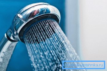 Auf dem Foto: Der Wasserverbrauch pro Dusche hängt von mehreren wichtigen Kriterien ab, die wir in diesem Artikel berücksichtigen werden. Auf dem Foto: Der Wasserverbrauch pro Dusche hängt von mehreren wichtigen Kriterien ab, die wir in diesem Artikel berücksichtigen werden.