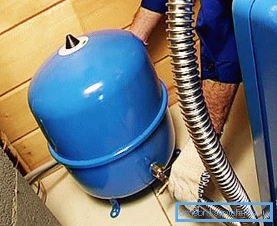 Auf dem Foto - der Ausdehnungsbehälter für Wasser Auf dem Foto - der Ausdehnungsbehälter für Wasser