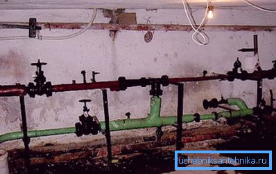 Das Foto zeigt eine echte Aufzugsanlage im Untergeschoss eines Mehrfamilienhauses. Alles, was gestohlen werden kann, wird entfernt. Das Foto zeigt eine echte Aufzugsanlage im Untergeschoss eines Mehrfamilienhauses. Alles, was gestohlen werden kann, wird entfernt.