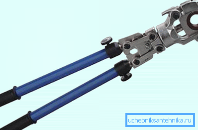 Im Foto - Handwerkzeuge mit länglichen Griffen. Im Foto - Handwerkzeuge mit länglichen Griffen.