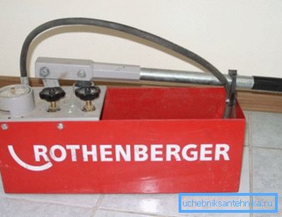 Auf einem Foto - die Handpumpe zur Druckprüfung. Auf einem Foto - die Handpumpe zur Druckprüfung.