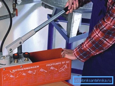 Auf dem Foto: Mit einer Handpumpe können Sie das System schnell und effizient befüllen.