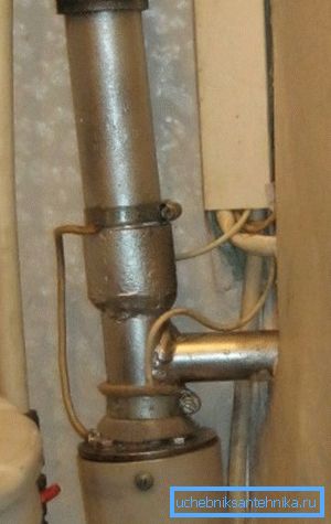 Auf dem Foto - hausgemachter Induktionskessel. Auf dem Foto - hausgemachter Induktionskessel.