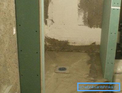 Auf dem Foto - die Montage der hausgemachten Gipskartondusche Auf dem Foto - die Montage der hausgemachten Gipskartondusche