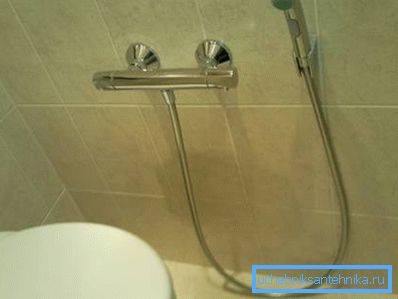 Auf dem Foto - ein Mischer mit Thermostat. Auf dem Foto - ein Mischer mit Thermostat.