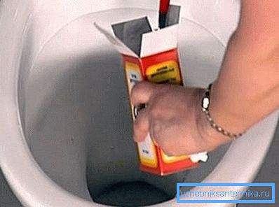 In dem Foto kann Limonade mit Essig Verstopfungen beseitigen In dem Foto kann Limonade mit Essig Verstopfungen beseitigen