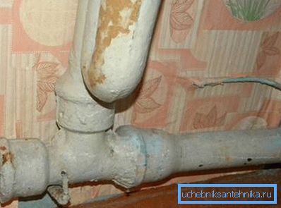 Auf dem Foto - der Zustand von Gusseisenabwasser nach einem halben Jahrhundert Nutzung. Auf dem Foto - der Zustand von Gusseisenabwasser nach einem halben Jahrhundert Nutzung.