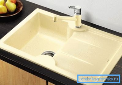 Auf dem Foto - eine moderne Keramikspüle. Auf dem Foto - eine moderne Keramikspüle.