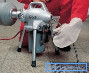 Auf dem Foto: Experten verwenden häufig einen elektrischen Antrieb für das Kabel, wodurch die Reinigungsgeschwindigkeit noch weiter steigt. Auf dem Foto: Experten verwenden häufig einen elektrischen Antrieb für das Kabel, wodurch die Reinigungsgeschwindigkeit noch weiter steigt.