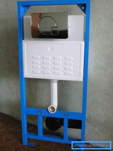Auf dem Foto - ein Stahlrahmen für die Montage der Toilette mit festem Abwassertank