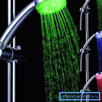 Auf dem Foto: LED-Wasserhahn- und Duschdüsen erzeugen einen originellen Effekt, den Kinder sehr mögen, und dienen als zusätzliche Lichtquelle. Auf dem Foto: LED-Wasserhahn- und Duschdüsen erzeugen einen originellen Effekt, den Kinder sehr mögen, und dienen als zusätzliche Lichtquelle.
