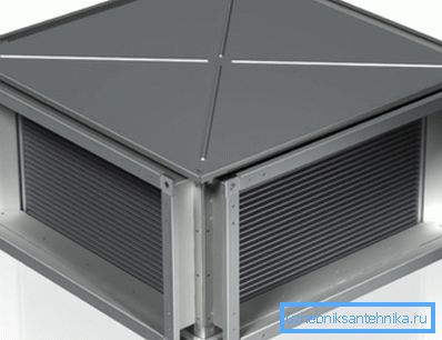 Auf dem Foto der Wärmetauscher, der in der Klimagerät in einem Schutzgehäuse verwendet wird