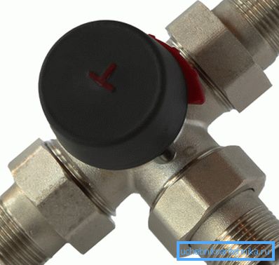 Auf dem Foto: Ein Dreiwegemischventil mit Thermokopf ermöglicht die unabhängige Regelung des Wärmeflusses. Auf dem Foto: Ein Dreiwegemischventil mit Thermokopf ermöglicht die unabhängige Regelung des Wärmeflusses.