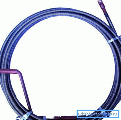 Auf dem Foto - ein Kabel zum Reinigen von Abwasserrohren Auf dem Foto - ein Kabel zum Reinigen von Abwasserrohren