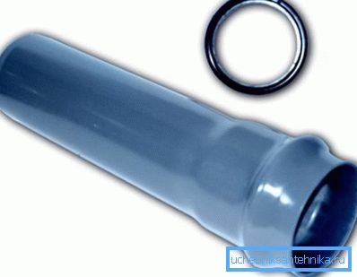 Auf dem Foto ist ein Rohr aus Polyvinylchlorid. Auf dem Foto ist ein Rohr aus Polyvinylchlorid.
